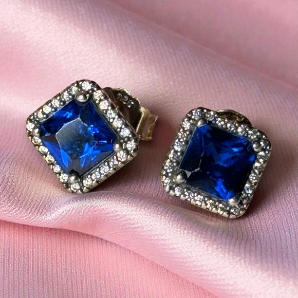 Elegant Blue and Silver Stud Earrings - Picture 3 of 9